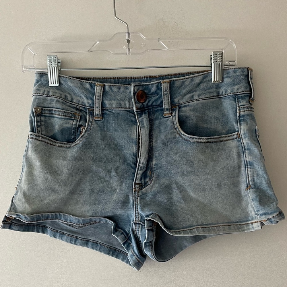 American Eagle Hi‎ Rise Shortie Light Wash Size 6 - Super Super Stretch